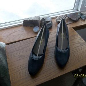 9.2.5 So Soft Olivia Navy Size 9W, 2 1/2 " Heel